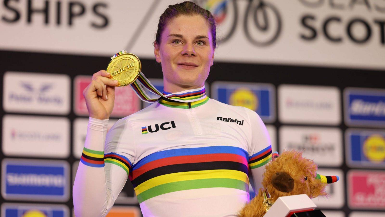 World champion Belgian Lotte Kopecky of SD Worx celebrates with her gold medal on the podium of the Women Elite Points Race at the UCI World Championships Cycling, in Glasgow, Scotland, Tuesday 08 August 2023. UCI organizes the worlds with all cycling disciplines, road cycling, indoor cycling, mountain bike, BMX racing, road para-cycling and indoor para-cycling, in Glasgow from 03 to 13 August.
BELGA PHOTO DAVID PINTENS